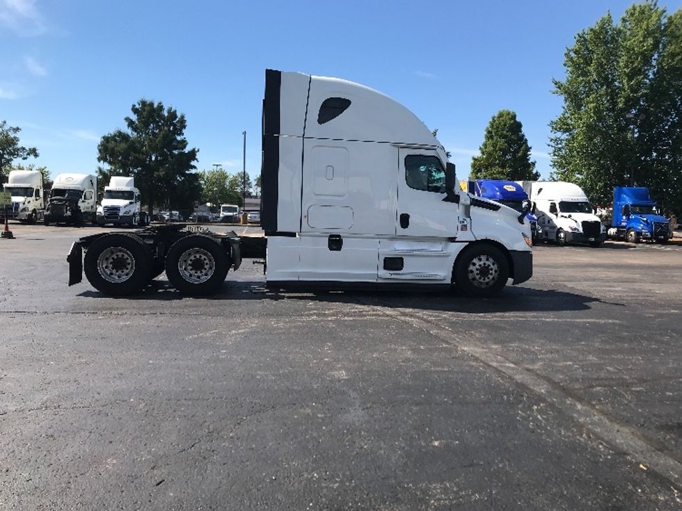 Sleeper Tractor-Heavy Duty Tractors-Freightliner-2022-T12664ST-Memphis-TN-143,439\n\t\tmiles-$ 104,250 - Image 8