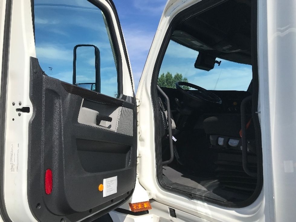 Sleeper Tractor-Heavy Duty Tractors-Freightliner-2022-T12664ST-Memphis-TN-143,439\n\t\tmiles-$ 104,250 - Image 9
