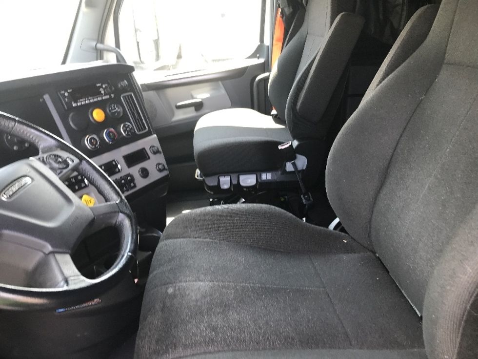 Sleeper Tractor-Heavy Duty Tractors-Freightliner-2022-T12664ST-Memphis-TN-203,721\n\t\tmiles-$ 100,500 - Image 10