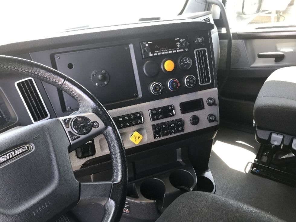 Sleeper Tractor-Heavy Duty Tractors-Freightliner-2022-T12664ST-Memphis-TN-203,721\n\t\tmiles-$ 100,500 - Image 12