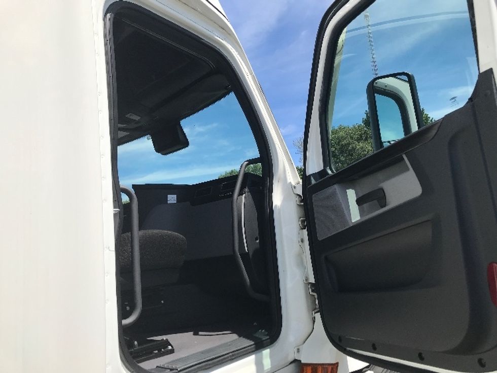 Sleeper Tractor-Heavy Duty Tractors-Freightliner-2022-T12664ST-Memphis-TN-203,721\n\t\tmiles-$ 100,500 - Image 13