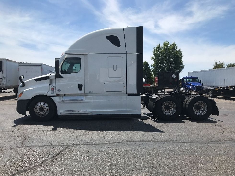 Sleeper Tractor-Heavy Duty Tractors-Freightliner-2022-T12664ST-Memphis-TN-203,721\n\t\tmiles-$ 100,500 - Image 4