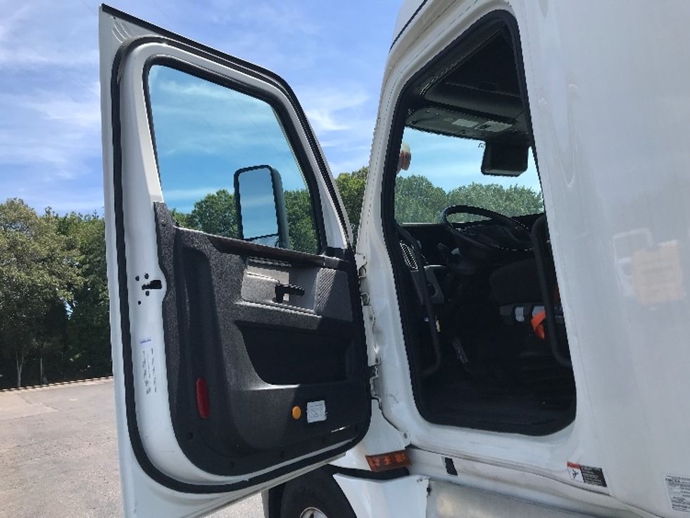 Sleeper Tractor-Heavy Duty Tractors-Freightliner-2022-T12664ST-Memphis-TN-203,721\n\t\tmiles-$ 100,500 - Image 9