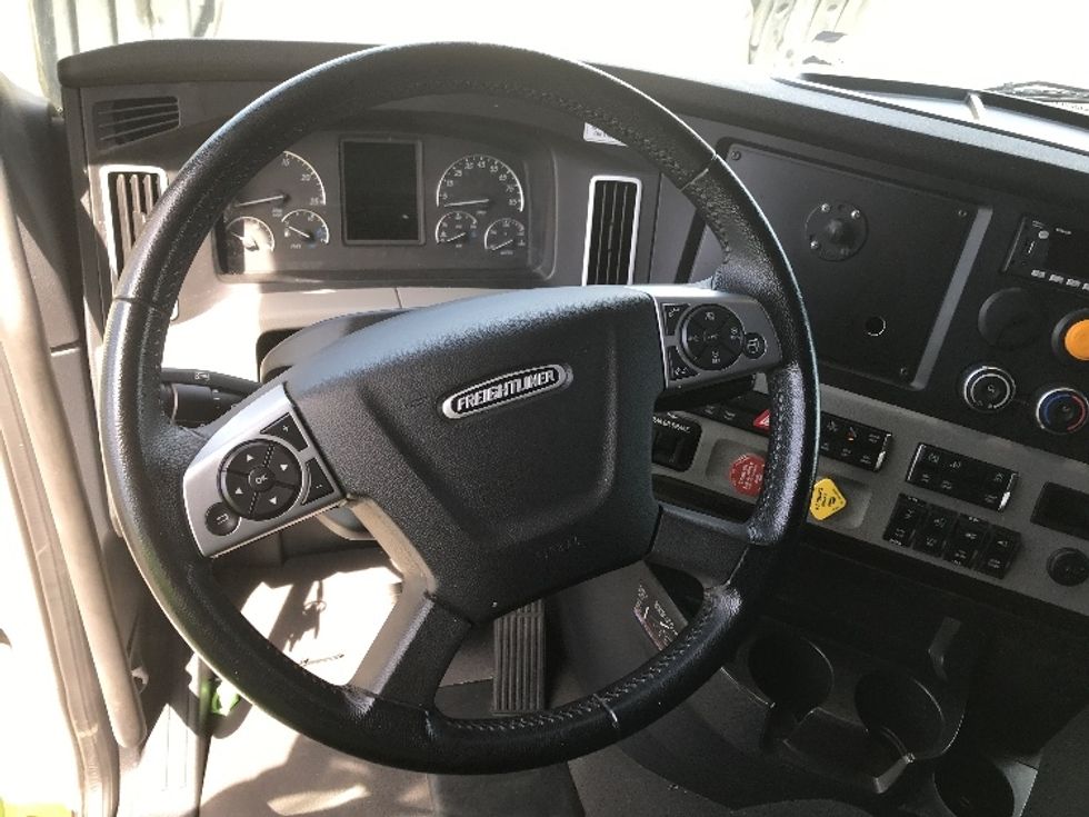 Sleeper Tractor-Heavy Duty Tractors-Freightliner-2022-T12664ST-Memphis-TN-235,125\n\t\tmiles-$ 99,000 - Image 11