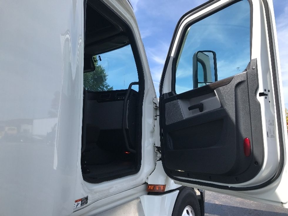 Sleeper Tractor-Heavy Duty Tractors-Freightliner-2022-T12664ST-Memphis-TN-235,125\n\t\tmiles-$ 99,000 - Image 13