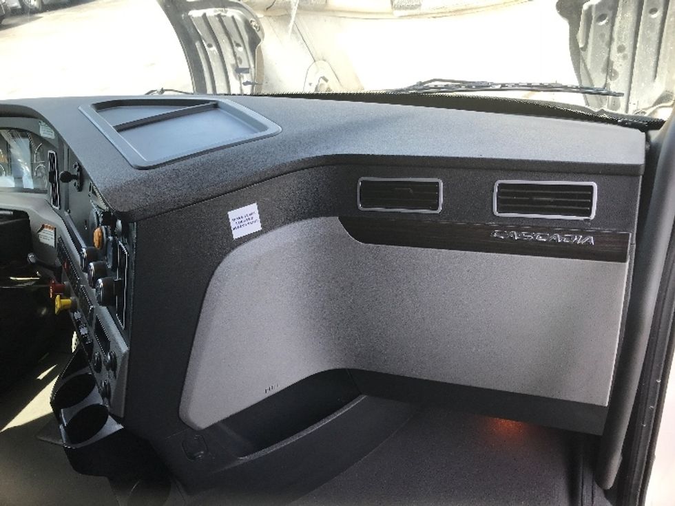 Sleeper Tractor-Heavy Duty Tractors-Freightliner-2022-T12664ST-Memphis-TN-235,125\n\t\tmiles-$ 99,000 - Image 14