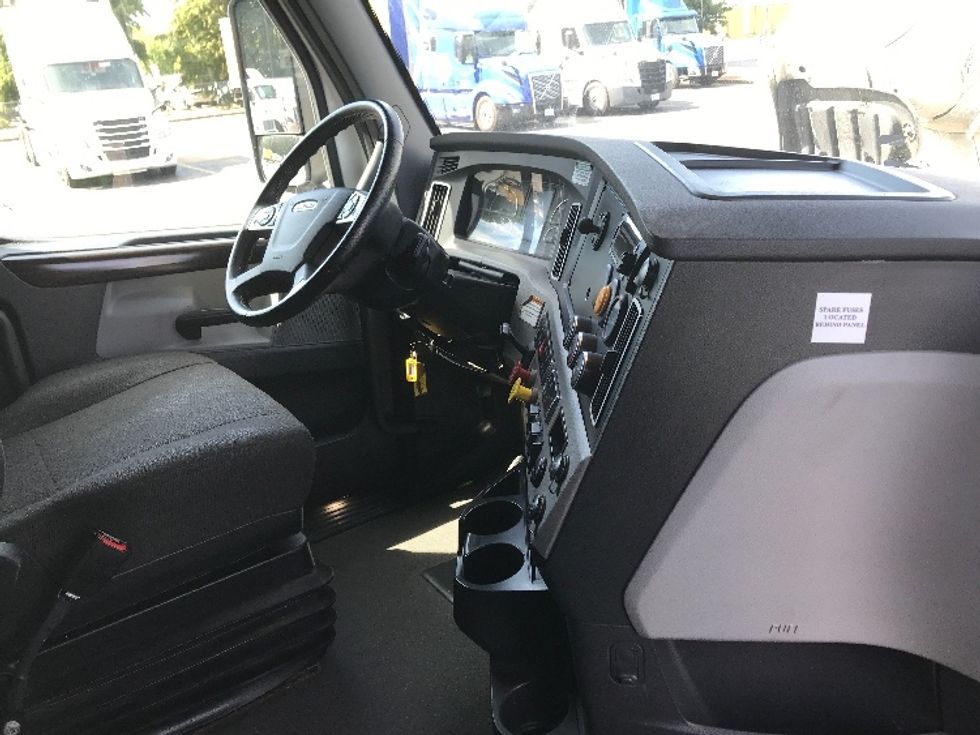 Sleeper Tractor-Heavy Duty Tractors-Freightliner-2022-T12664ST-Memphis-TN-235,125\n\t\tmiles-$ 99,000 - Image 15