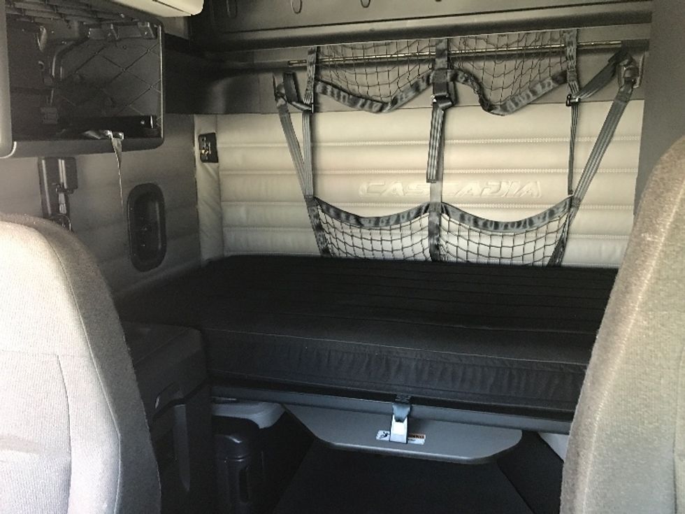 Sleeper Tractor-Heavy Duty Tractors-Freightliner-2022-T12664ST-Memphis-TN-235,125\n\t\tmiles-$ 99,000 - Image 16