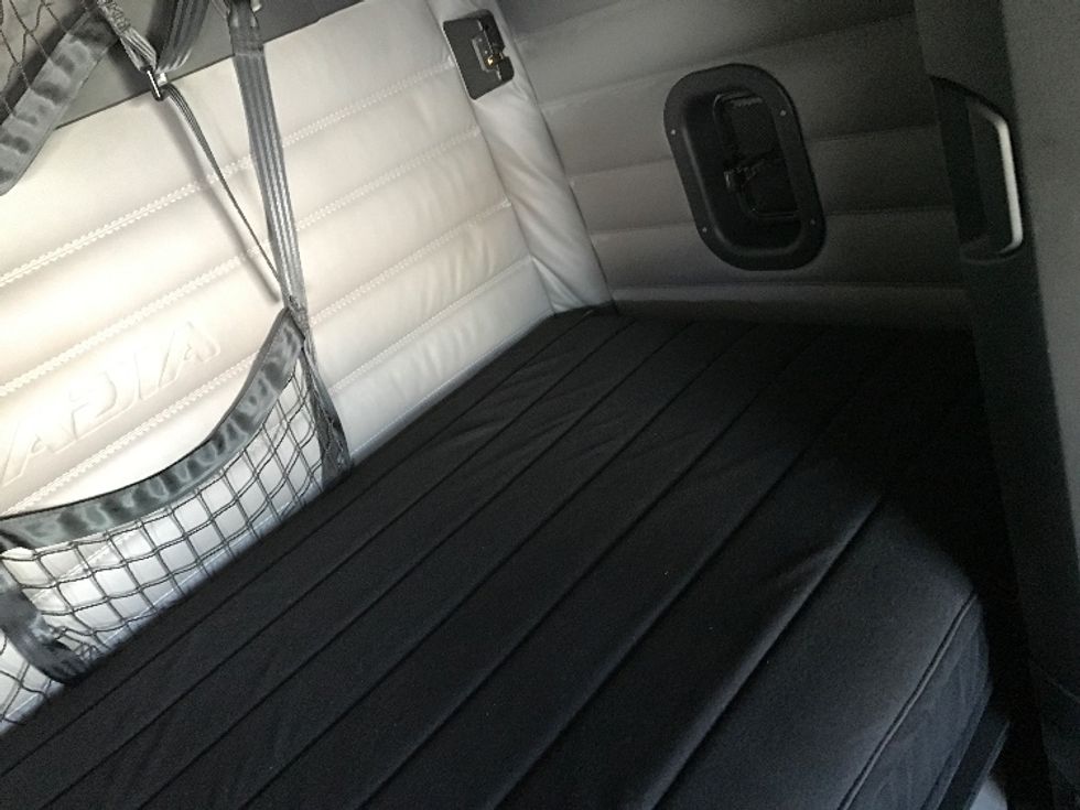 Sleeper Tractor-Heavy Duty Tractors-Freightliner-2022-T12664ST-Memphis-TN-235,125\n\t\tmiles-$ 99,000 - Image 17