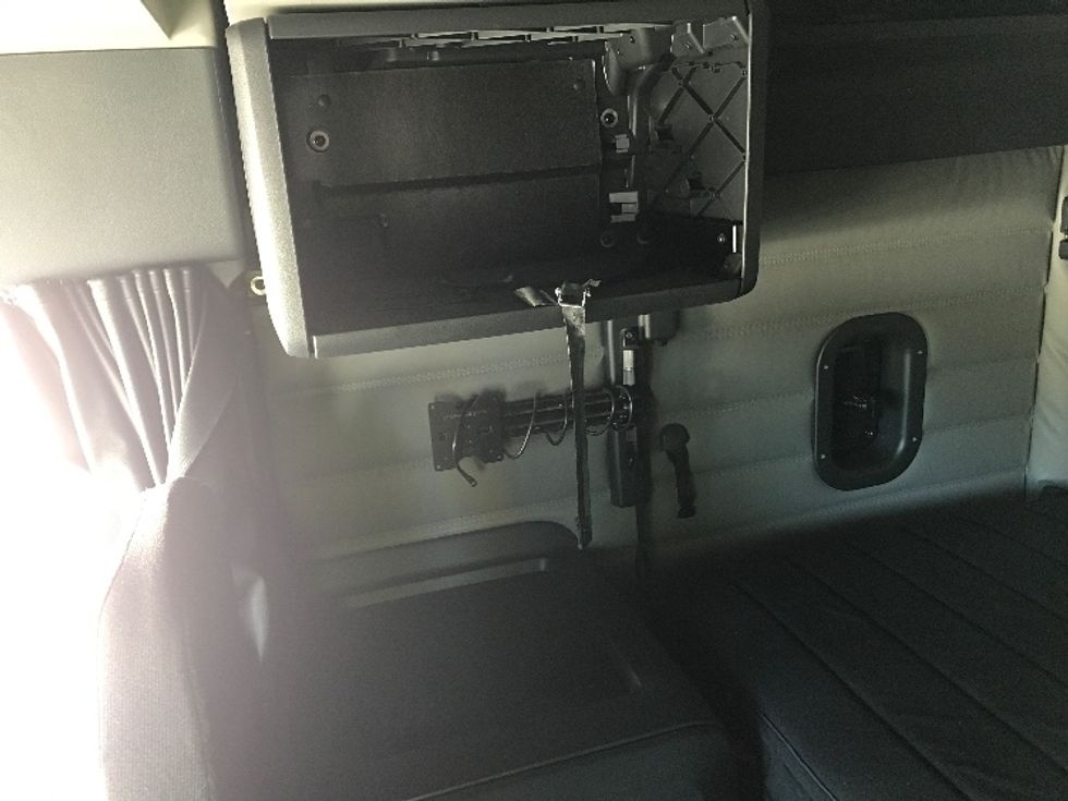 Sleeper Tractor-Heavy Duty Tractors-Freightliner-2022-T12664ST-Memphis-TN-235,125\n\t\tmiles-$ 99,000 - Image 23