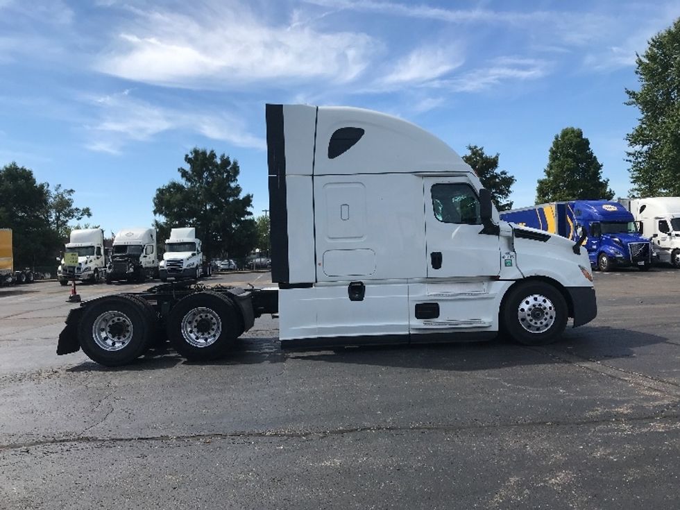 Sleeper Tractor-Heavy Duty Tractors-Freightliner-2022-T12664ST-Memphis-TN-235,125\n\t\tmiles-$ 99,000 - Image 8