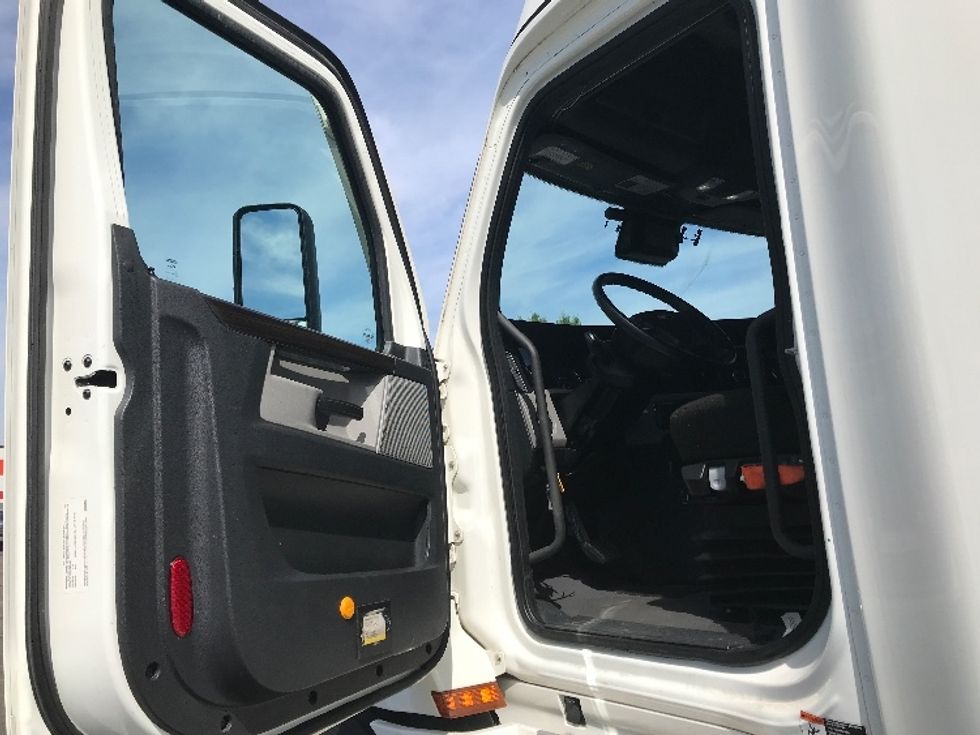 Sleeper Tractor-Heavy Duty Tractors-Freightliner-2022-T12664ST-Memphis-TN-235,125\n\t\tmiles-$ 99,000 - Image 9