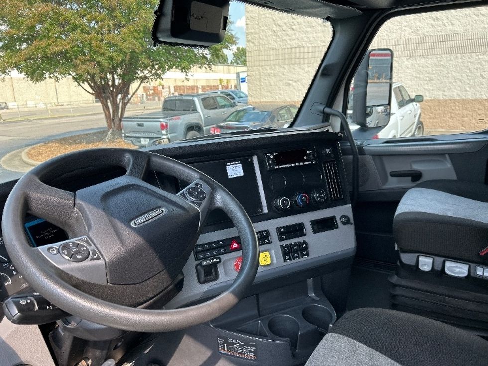 Sleeper Tractor-Heavy Duty Tractors-Freightliner-2022-T12664ST-Memphis-TN-250,229\n\t\tmiles-$ 96,250 - Image 10