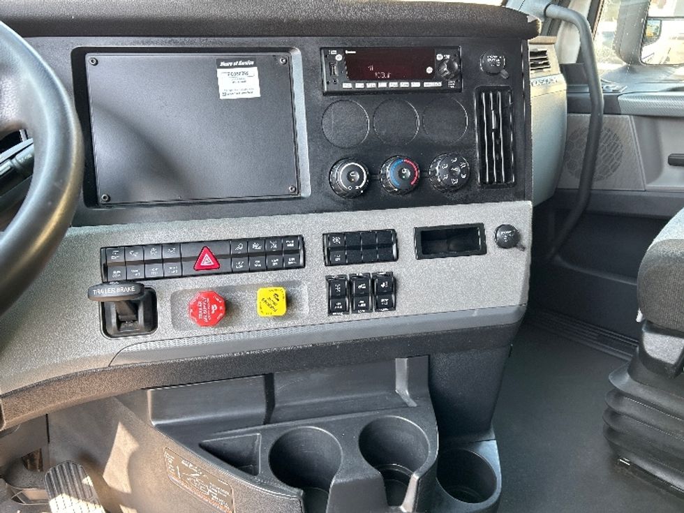 Sleeper Tractor-Heavy Duty Tractors-Freightliner-2022-T12664ST-Memphis-TN-250,229\n\t\tmiles-$ 96,250 - Image 12