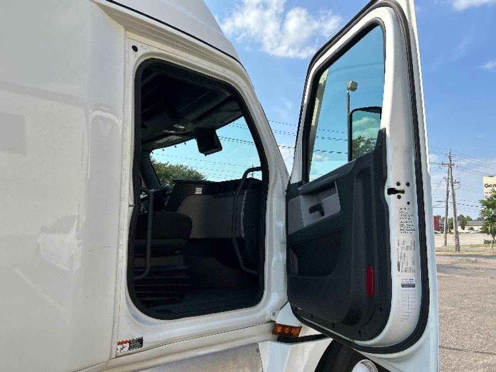 Sleeper Tractor-Heavy Duty Tractors-Freightliner-2022-T12664ST-Memphis-TN-250,229\n\t\tmiles-$ 96,250 - Image 13