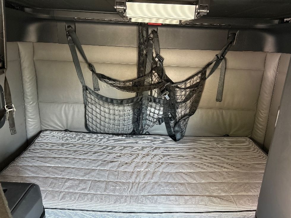 Sleeper Tractor-Heavy Duty Tractors-Freightliner-2022-T12664ST-Memphis-TN-250,229\n\t\tmiles-$ 96,250 - Image 16