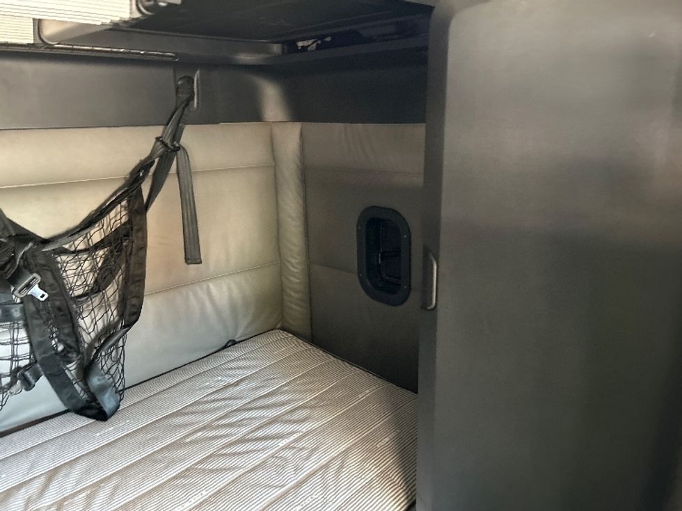 Sleeper Tractor-Heavy Duty Tractors-Freightliner-2022-T12664ST-Memphis-TN-250,229\n\t\tmiles-$ 96,250 - Image 17