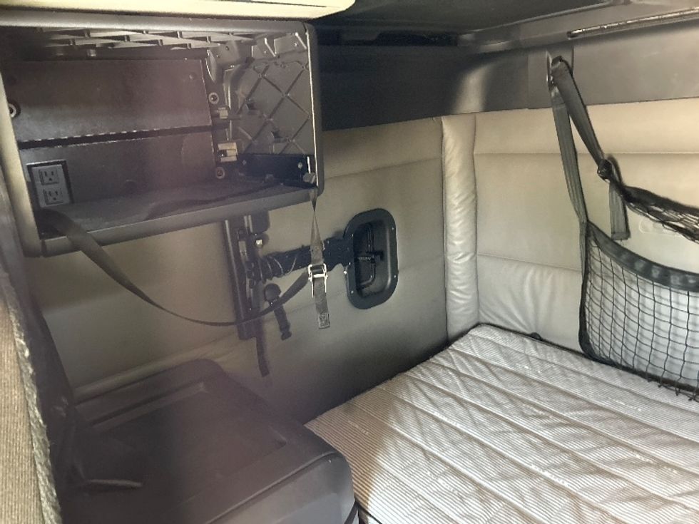 Sleeper Tractor-Heavy Duty Tractors-Freightliner-2022-T12664ST-Memphis-TN-250,229\n\t\tmiles-$ 96,250 - Image 18