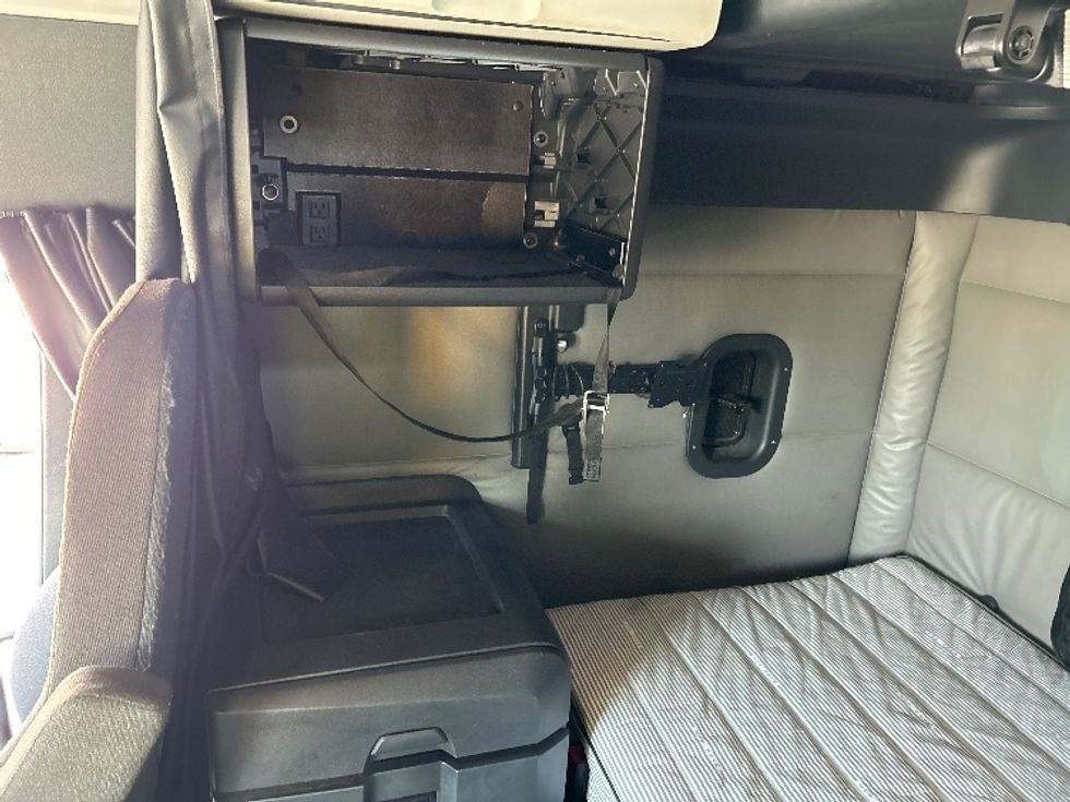 Sleeper Tractor-Heavy Duty Tractors-Freightliner-2022-T12664ST-Memphis-TN-250,229\n\t\tmiles-$ 96,250 - Image 19