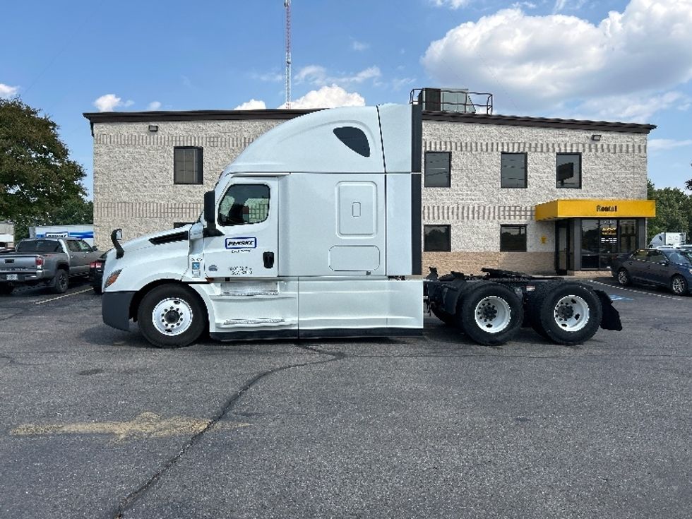 Sleeper Tractor-Heavy Duty Tractors-Freightliner-2022-T12664ST-Memphis-TN-250,229\n\t\tmiles-$ 96,250 - Image 4