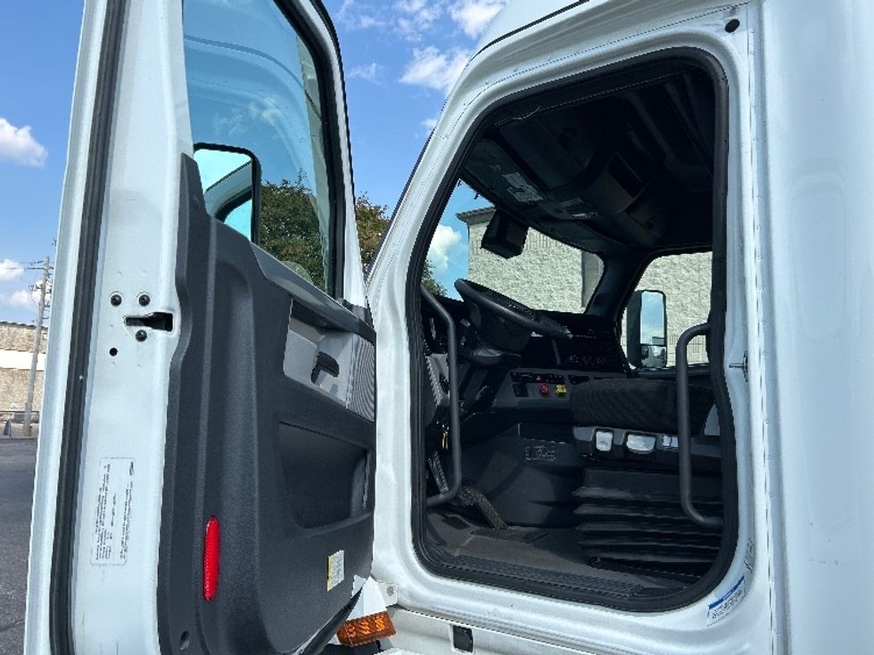 Sleeper Tractor-Heavy Duty Tractors-Freightliner-2022-T12664ST-Memphis-TN-250,229\n\t\tmiles-$ 96,250 - Image 9