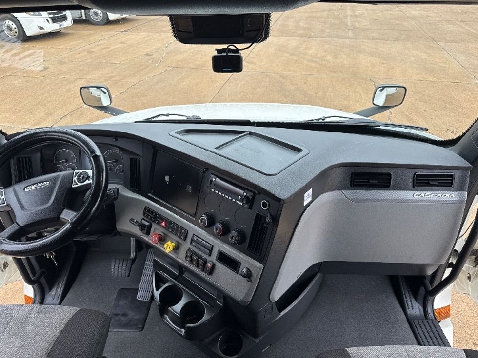 Sleeper Tractor-Heavy Duty Tractors-Freightliner-2022-T12664ST-Memphis-TN-418,325\n\t\tmiles-$ 78,000 - Image 12