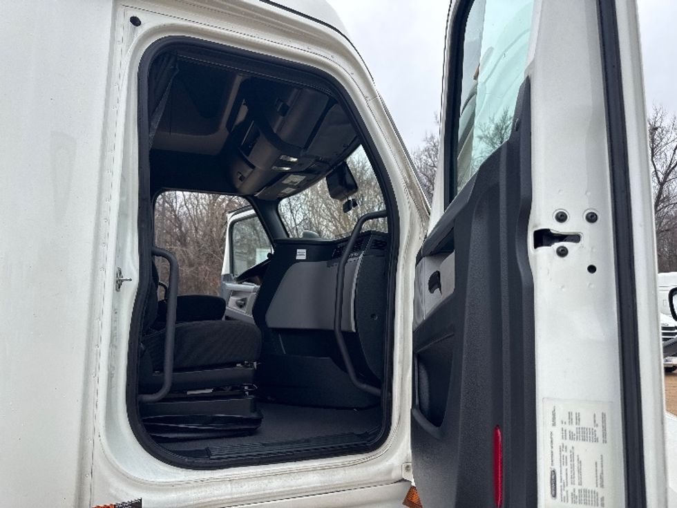 Sleeper Tractor-Heavy Duty Tractors-Freightliner-2022-T12664ST-Memphis-TN-418,325\n\t\tmiles-$ 78,000 - Image 13