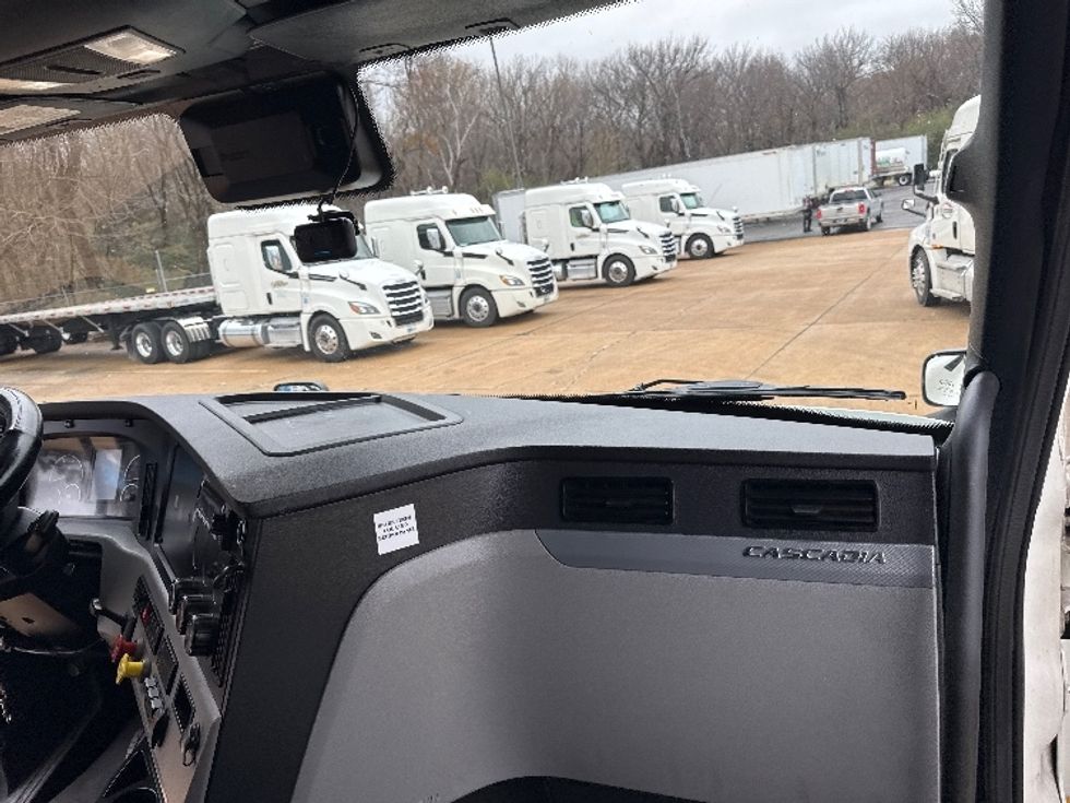 Sleeper Tractor-Heavy Duty Tractors-Freightliner-2022-T12664ST-Memphis-TN-418,325\n\t\tmiles-$ 78,000 - Image 14