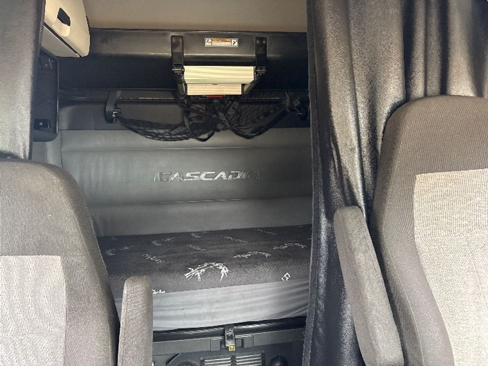 Sleeper Tractor-Heavy Duty Tractors-Freightliner-2022-T12664ST-Memphis-TN-418,325\n\t\tmiles-$ 78,000 - Image 16