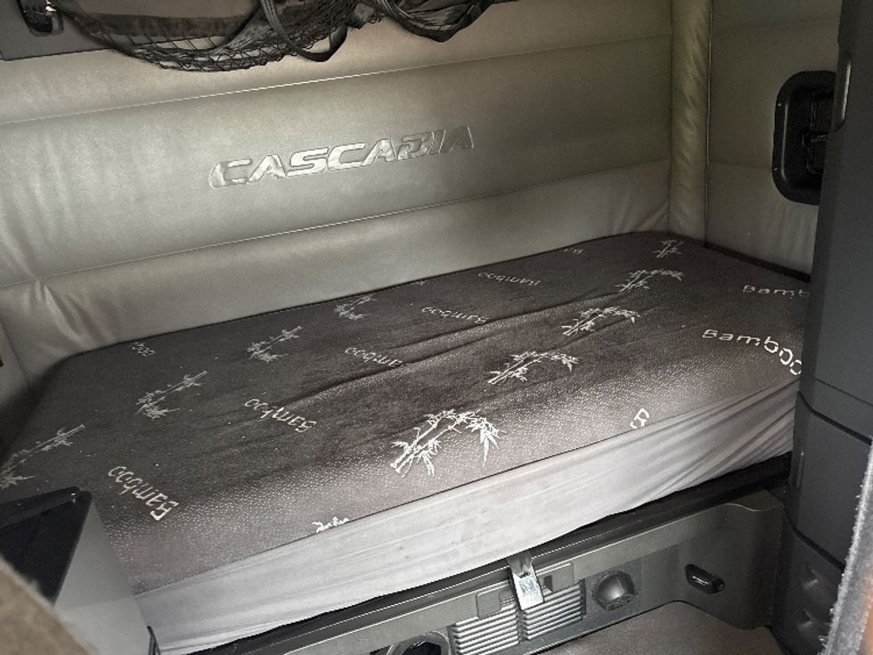 Sleeper Tractor-Heavy Duty Tractors-Freightliner-2022-T12664ST-Memphis-TN-418,325\n\t\tmiles-$ 78,000 - Image 17