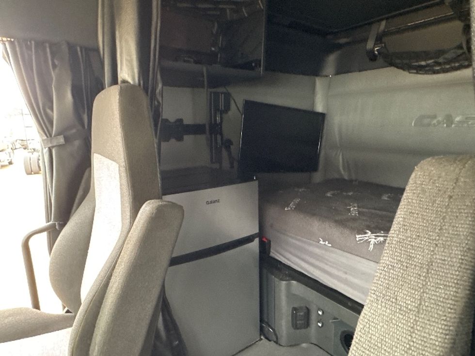 Sleeper Tractor-Heavy Duty Tractors-Freightliner-2022-T12664ST-Memphis-TN-418,325\n\t\tmiles-$ 78,000 - Image 19