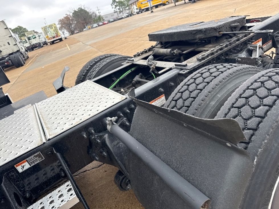 Sleeper Tractor-Heavy Duty Tractors-Freightliner-2022-T12664ST-Memphis-TN-418,325\n\t\tmiles-$ 78,000 - Image 23