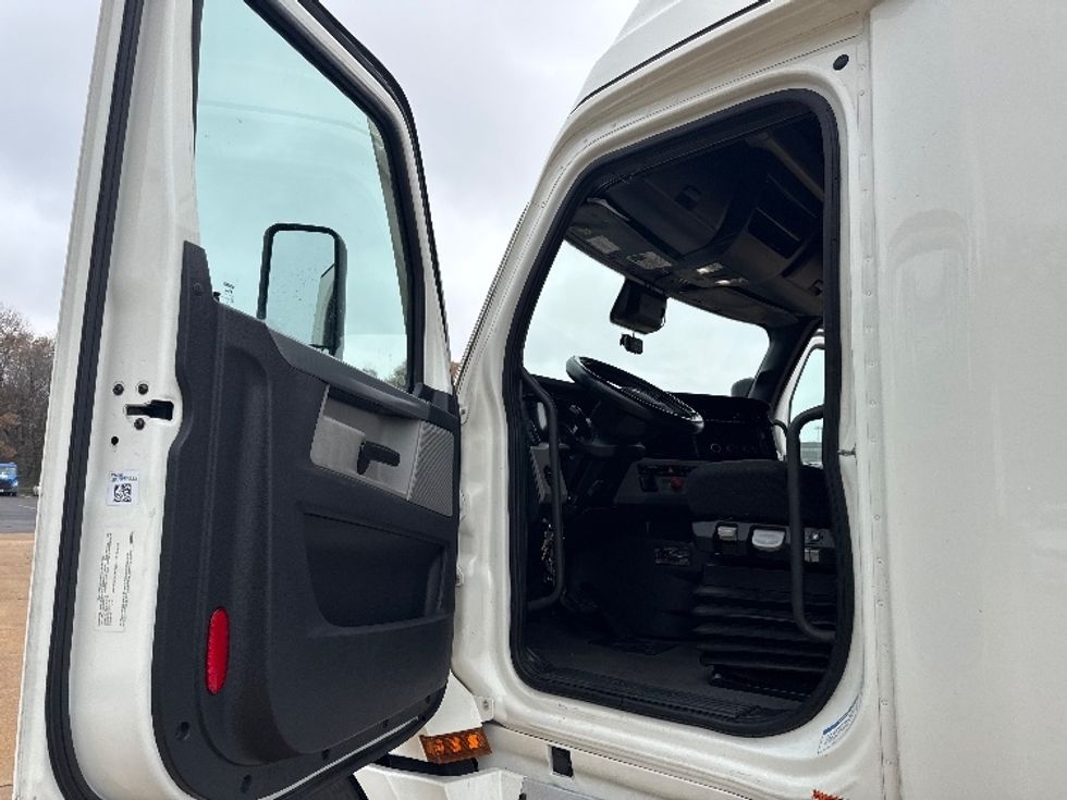 Sleeper Tractor-Heavy Duty Tractors-Freightliner-2022-T12664ST-Memphis-TN-418,325\n\t\tmiles-$ 78,000 - Image 9