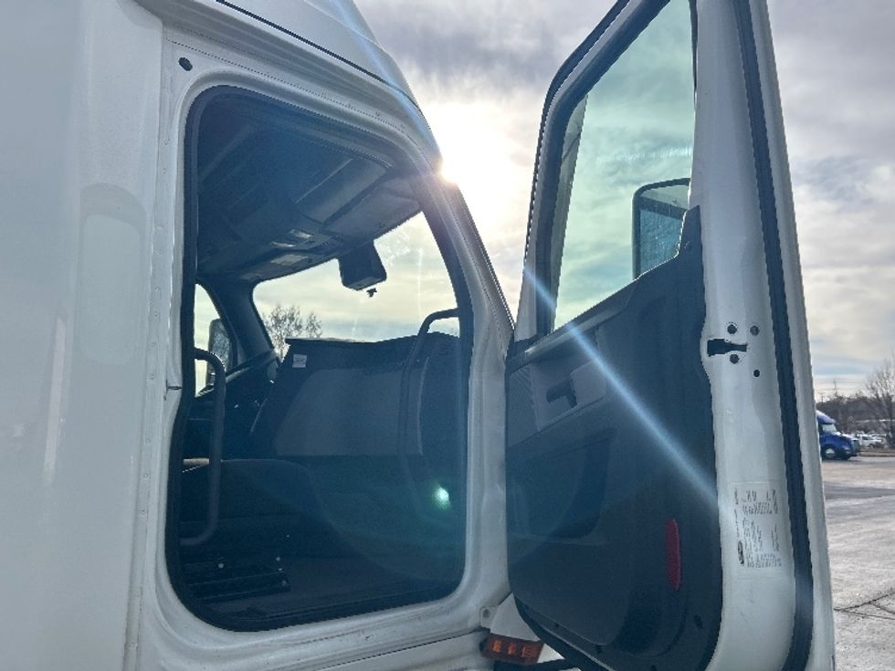 Sleeper Tractor-Heavy Duty Tractors-Freightliner-2022-T12664ST-Memphis-TN-445,274\n\t\tmiles-$ 73,750 - Image 13