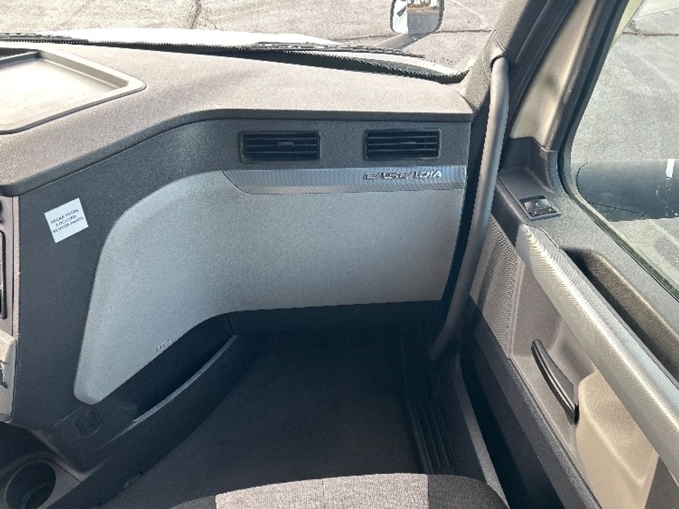 Sleeper Tractor-Heavy Duty Tractors-Freightliner-2022-T12664ST-Memphis-TN-445,274\n\t\tmiles-$ 73,750 - Image 14