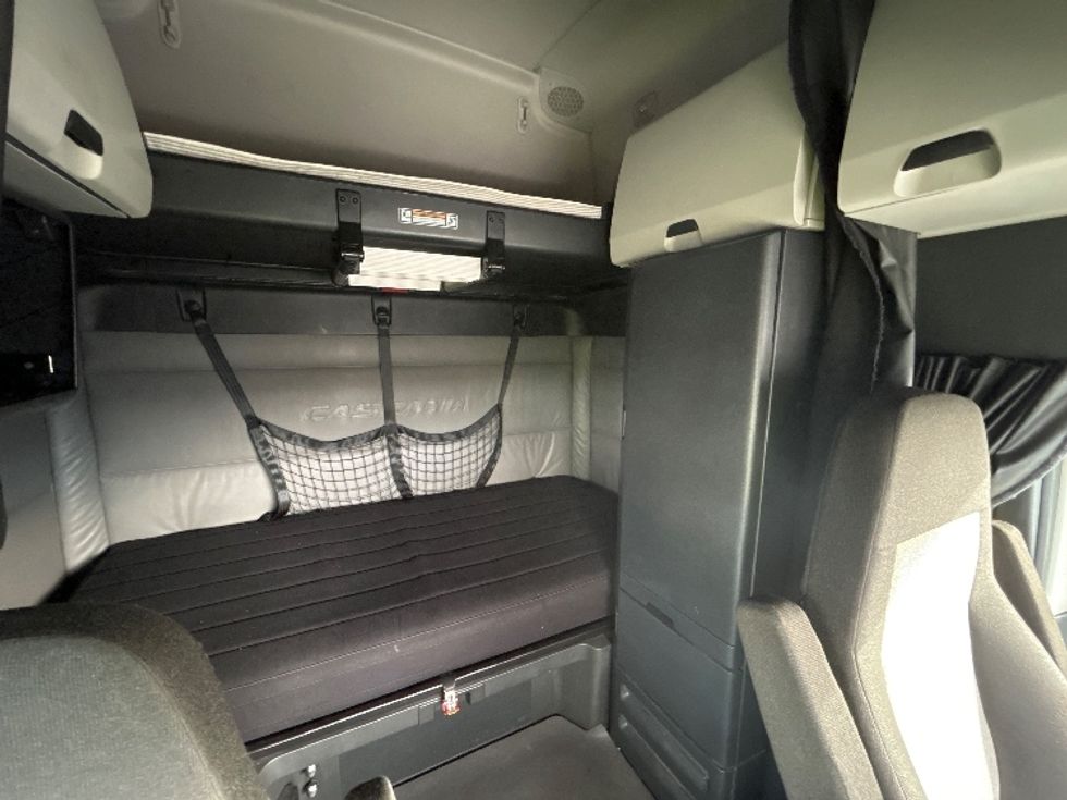 Sleeper Tractor-Heavy Duty Tractors-Freightliner-2022-T12664ST-Memphis-TN-445,274\n\t\tmiles-$ 73,750 - Image 16