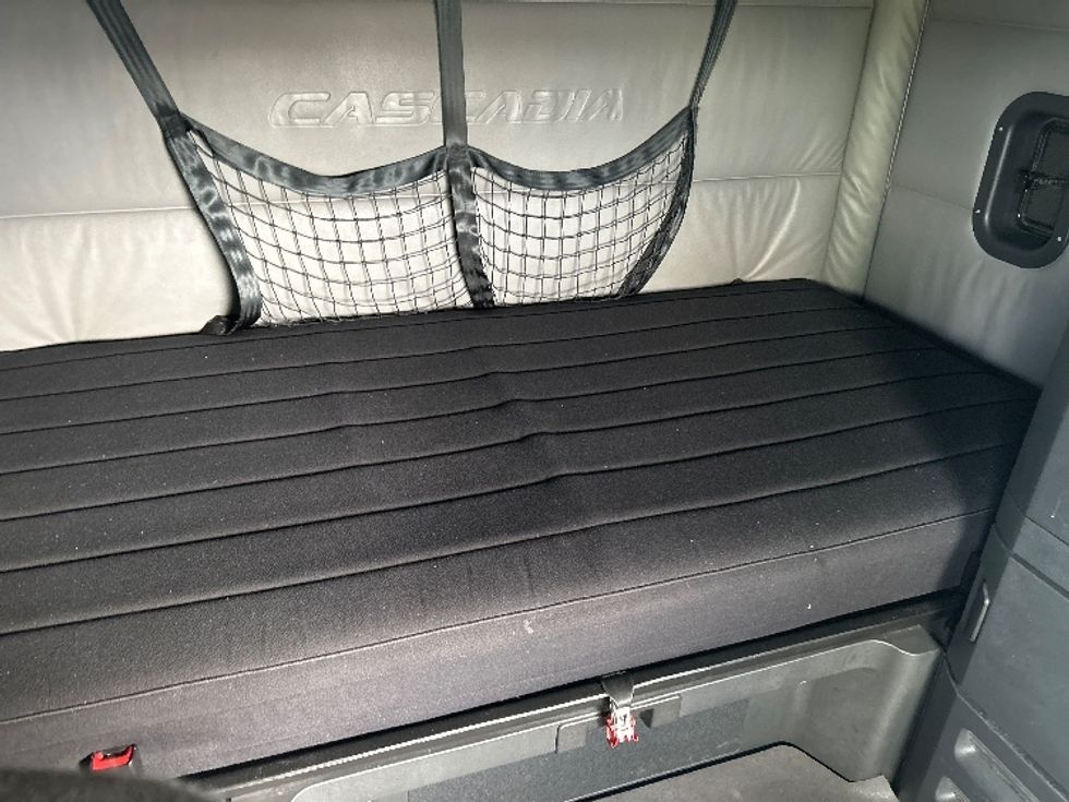 Sleeper Tractor-Heavy Duty Tractors-Freightliner-2022-T12664ST-Memphis-TN-445,274\n\t\tmiles-$ 73,750 - Image 17