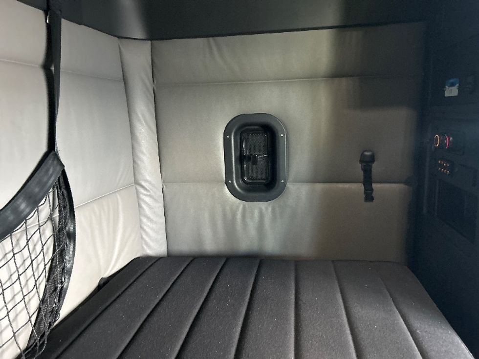 Sleeper Tractor-Heavy Duty Tractors-Freightliner-2022-T12664ST-Memphis-TN-445,274\n\t\tmiles-$ 73,750 - Image 18