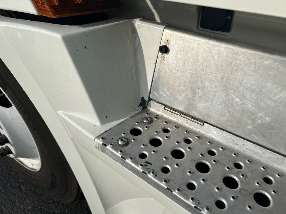 Sleeper Tractor-Heavy Duty Tractors-Freightliner-2022-T12664ST-Memphis-TN-445,274\n\t\tmiles-$ 73,750 - Image 23