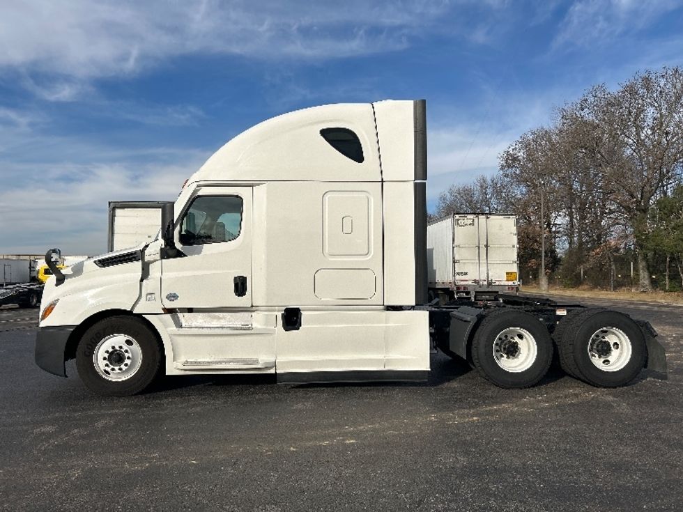 Sleeper Tractor-Heavy Duty Tractors-Freightliner-2022-T12664ST-Memphis-TN-445,274\n\t\tmiles-$ 73,750 - Image 4