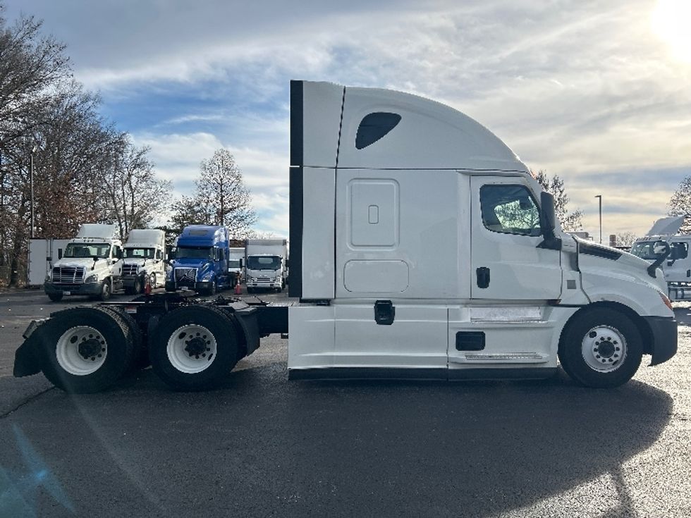 Sleeper Tractor-Heavy Duty Tractors-Freightliner-2022-T12664ST-Memphis-TN-445,274\n\t\tmiles-$ 73,750 - Image 8