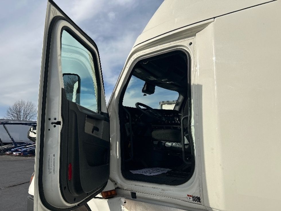 Sleeper Tractor-Heavy Duty Tractors-Freightliner-2022-T12664ST-Memphis-TN-445,274\n\t\tmiles-$ 73,750 - Image 9