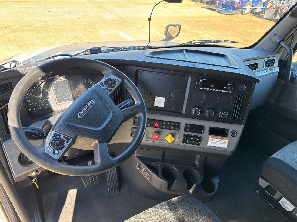 Sleeper Tractor-Heavy Duty Tractors-Freightliner-2022-T12664ST-Memphis-TN-458,458\n\t\tmiles-$ 70,250 - Image 11