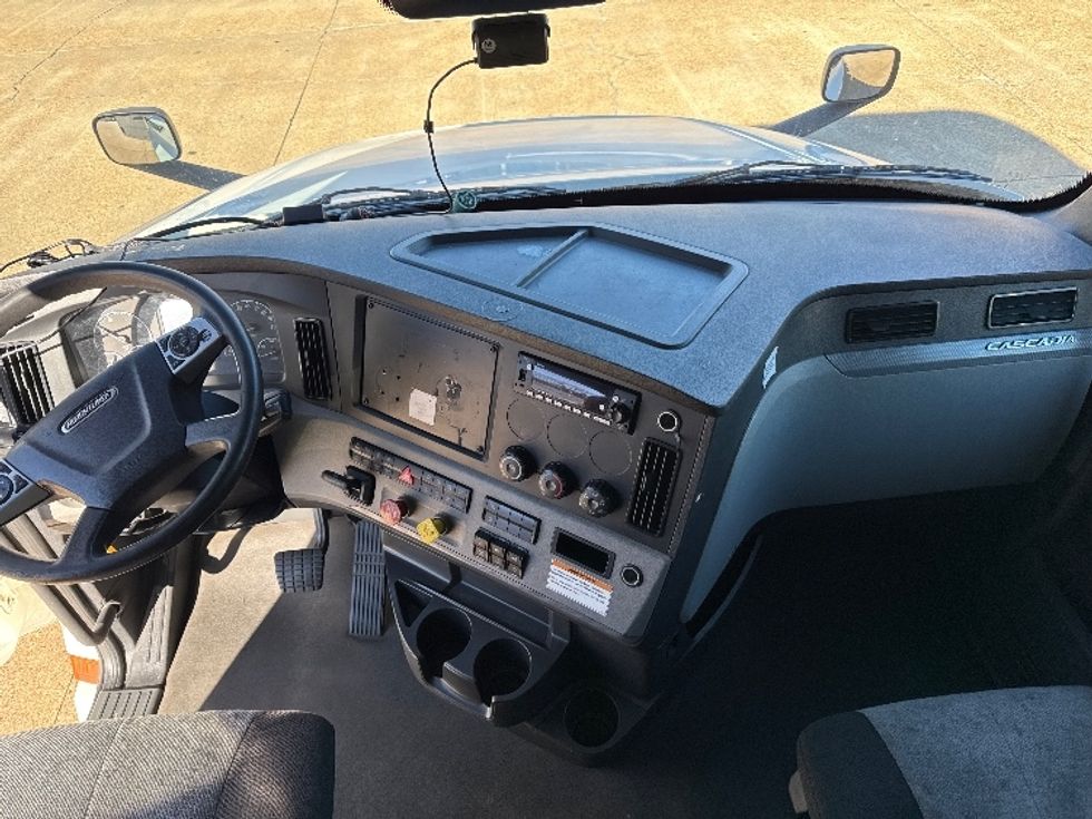 Sleeper Tractor-Heavy Duty Tractors-Freightliner-2022-T12664ST-Memphis-TN-458,458\n\t\tmiles-$ 70,250 - Image 12