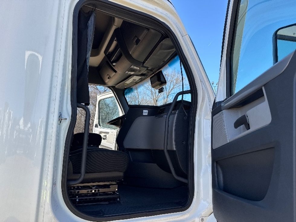 Sleeper Tractor-Heavy Duty Tractors-Freightliner-2022-T12664ST-Memphis-TN-458,458\n\t\tmiles-$ 70,250 - Image 13