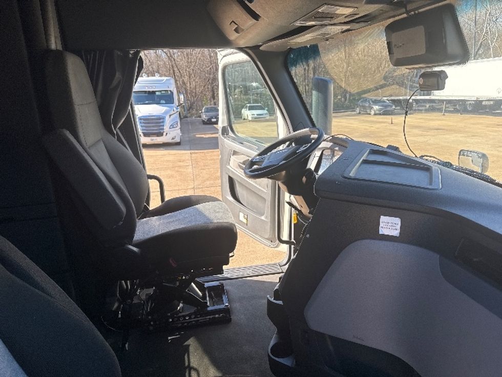 Sleeper Tractor-Heavy Duty Tractors-Freightliner-2022-T12664ST-Memphis-TN-458,458\n\t\tmiles-$ 70,250 - Image 15