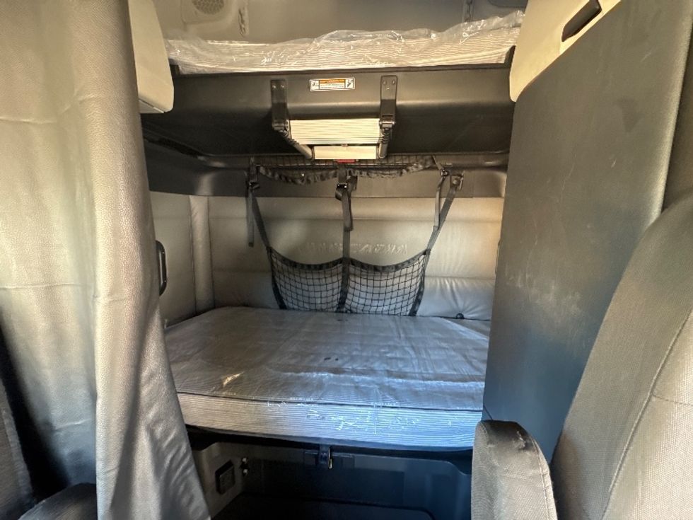 Sleeper Tractor-Heavy Duty Tractors-Freightliner-2022-T12664ST-Memphis-TN-458,458\n\t\tmiles-$ 70,250 - Image 16