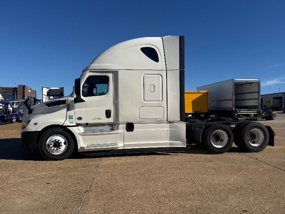Sleeper Tractor-Heavy Duty Tractors-Freightliner-2022-T12664ST-Memphis-TN-458,458\n\t\tmiles-$ 70,250 - Image 4