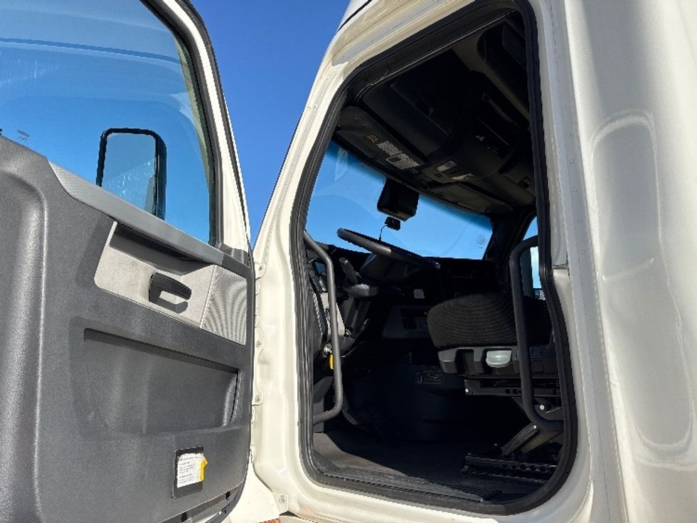 Sleeper Tractor-Heavy Duty Tractors-Freightliner-2022-T12664ST-Memphis-TN-458,458\n\t\tmiles-$ 70,250 - Image 9