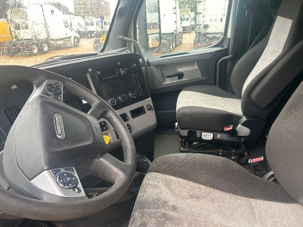 Sleeper Tractor-Heavy Duty Tractors-Freightliner-2022-T12664ST-Memphis-TN-585,698\n\t\tmiles-$ 59,000 - Image 10